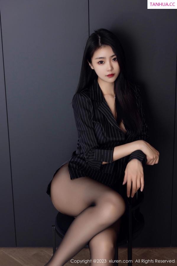 可乐Vicky  [XiuRen]高清写真图 2023.05.05 No.6677 可乐Vicky 黑丝美腿第13张图片